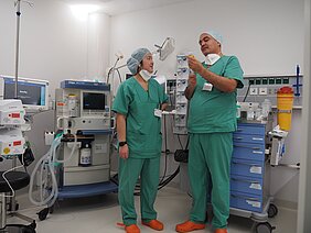 Foto: Mohammad Alhasan Alali und Team-Kollegin Tina Nguyen, stellvertretende Leiterin der Anästhesie.